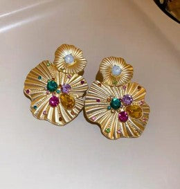 Aretes Flor Dorada con Pedrería Multicolor